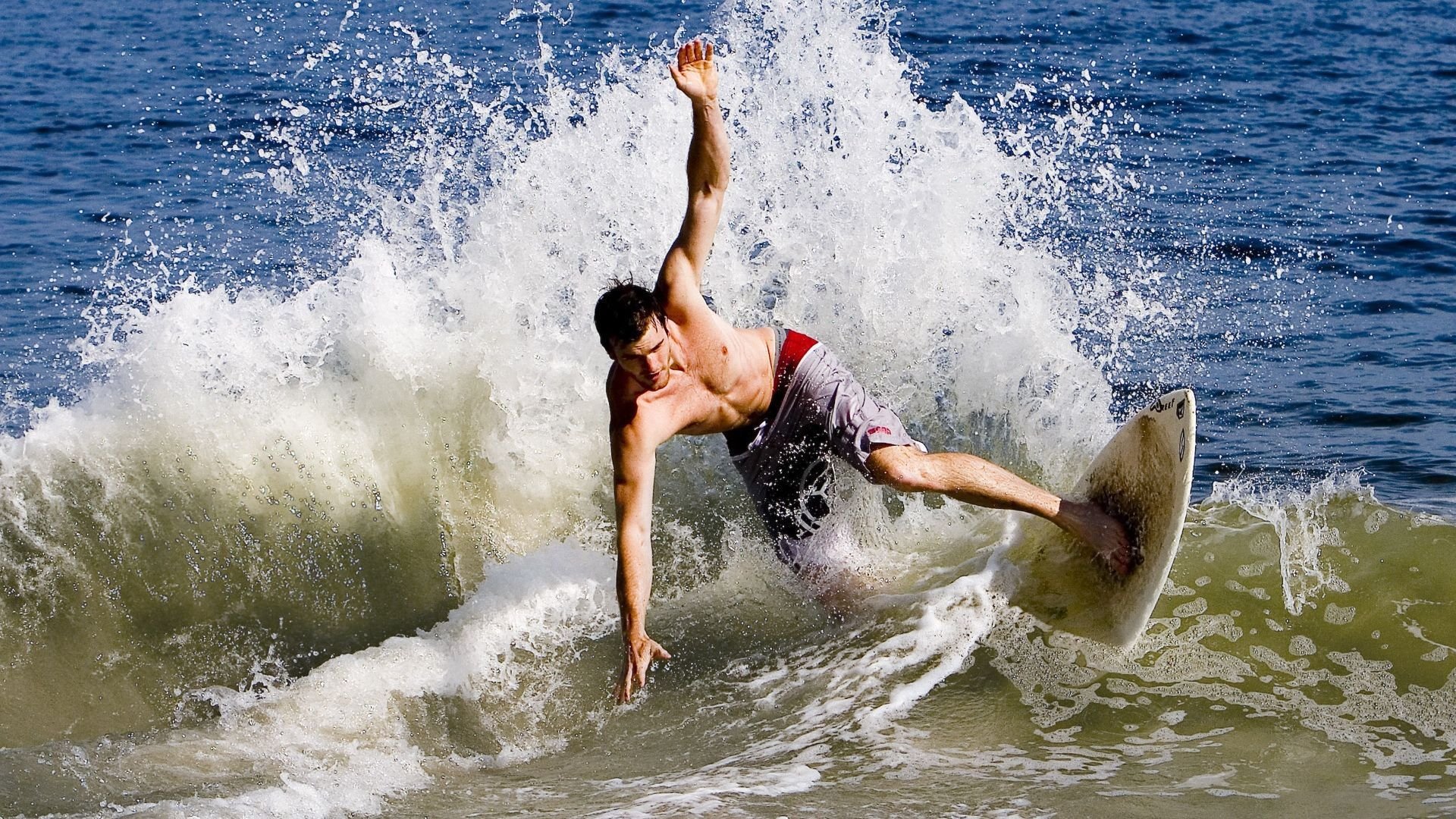 皇冠官方在线入口-德罗巴爆冷击败MAD，回归赛场引爆全场！